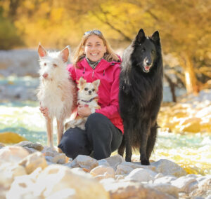 Urška Medvedšek s svojo trojico psov